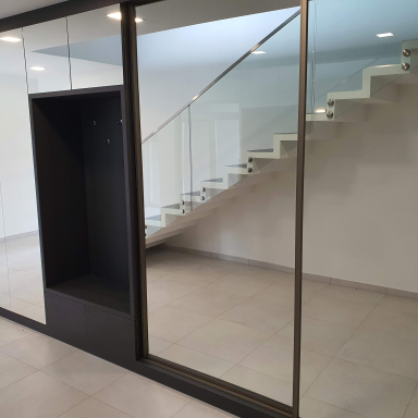 Tükrös szekrény galéria