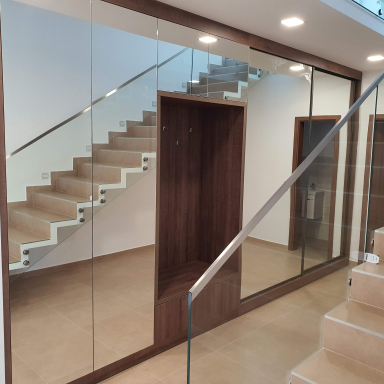 Tükrös szekrény galéria